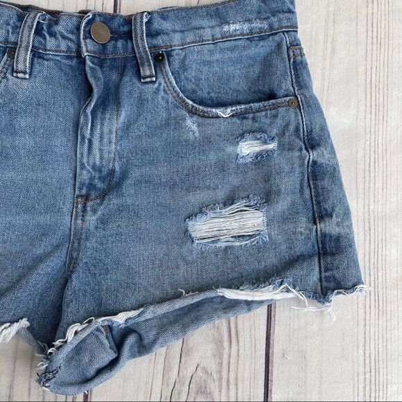 Chelsea & Violet Women’s Distressed High Rise Raw Hem Denim Shorts Size 27 - Picture 3 of 12
